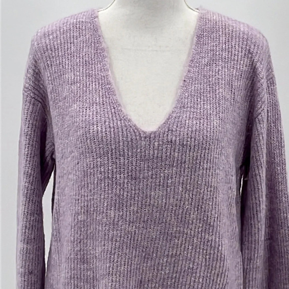 Free Press Ribbed V Neck Relaxed Fit Sweater in Lilac - NWOT - Size Small - Picture 2 of 5